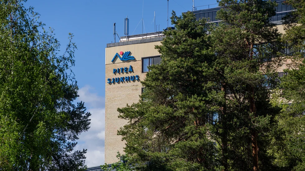 När en avliden patient var färdig att svepas uppmärksammades att inget covid-test hade tagits. Händelsen tas upp i en avvikelserapport vid PIteå sjukhus.