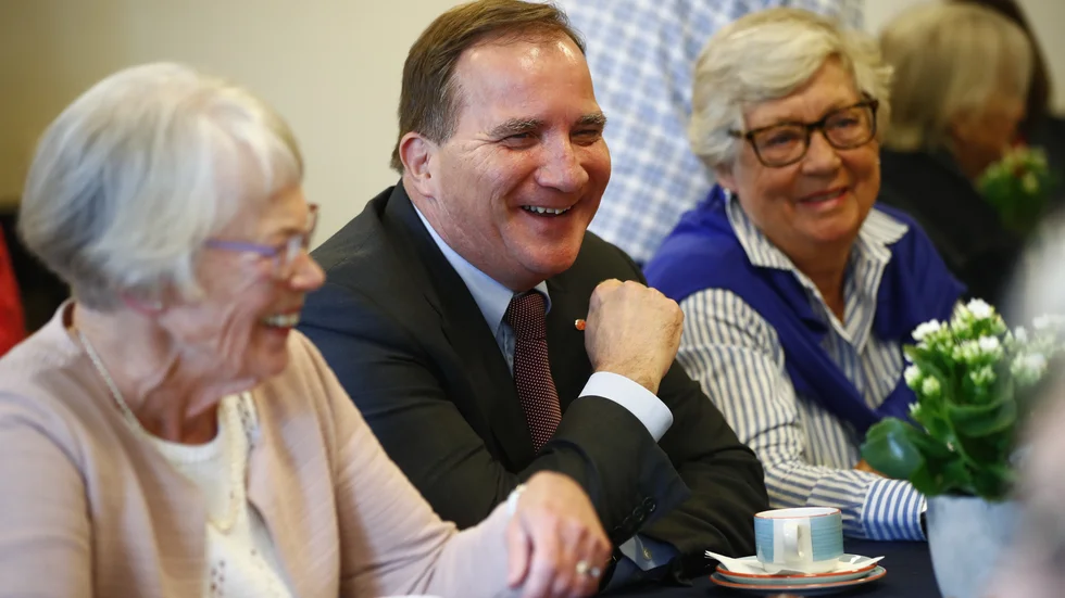 Här ser vi Stefan Löfven vid ett besök på Seniorernas Hus i Jönköping på hösten 2019. Vad damerna heter vet jag tyvärr inte. Men att de har trevligt ihop behöver ingen tveka om.  Bilden andas ömsesidig aktning och  jämlikhet. 