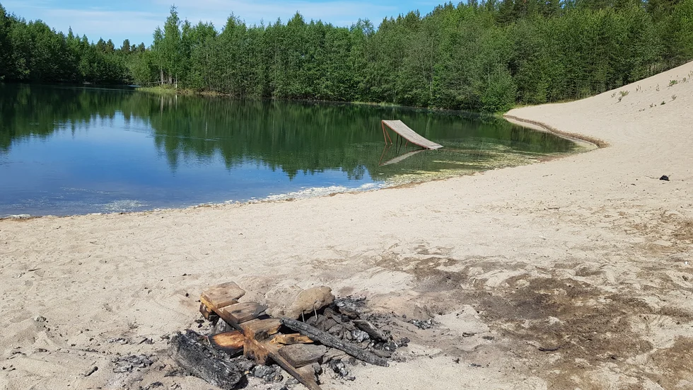 Det var här vid "Grönan" i Böle, som ungdomar eldade och sprängde två oljefat sent på lördagskvällen. De kraftiga smällarna hördes vida omkring och skrämde närboende.