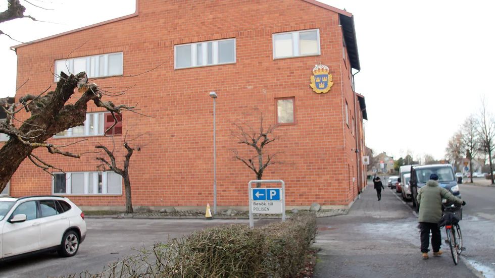 Det var i arresten i polishuset i Katrineholm som kalabaliken uppstod, när en man skulle sättas in i en av cellerna.