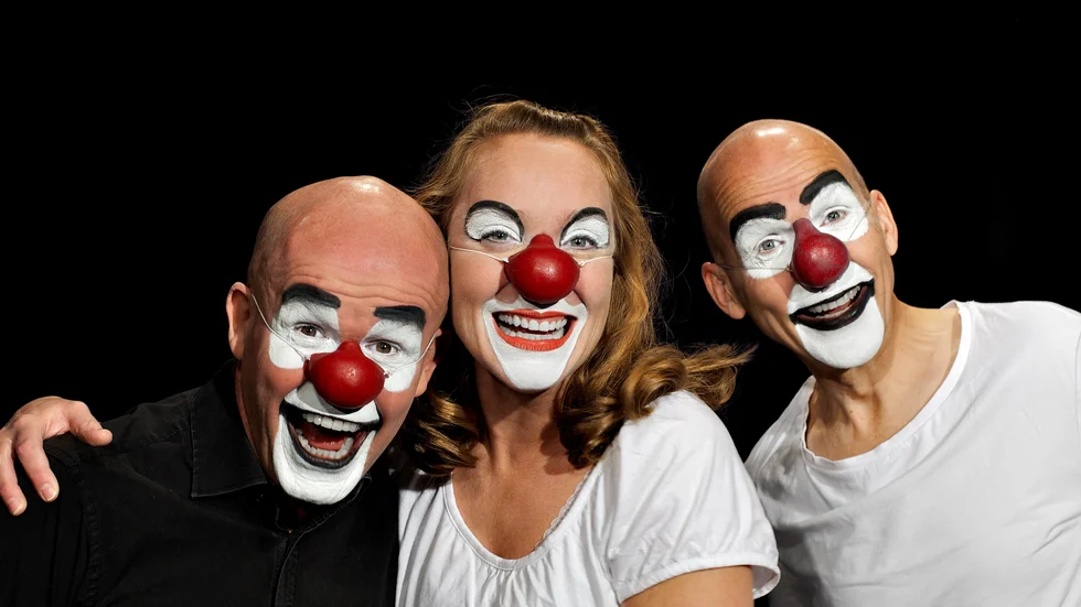 Improvisatörgruppen "123 Schtunk" kickar igång Tierps Riksteaterförenings digitala vårföreställning. 