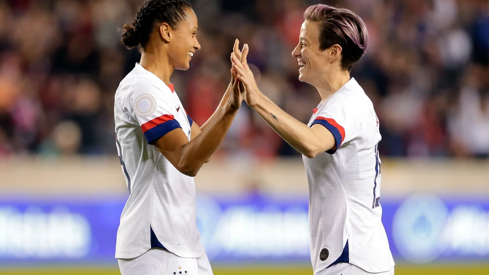 Lynn Williams och Megan Rapinoe i det framgångsrika amerikanska fotbollslandslaget. Efter domen nyligen twittrade Rapinoe "Vi kommer aldrig sluta kämpa för jämställdhet". Arkivbild.
