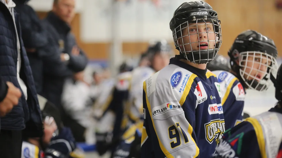 Adam Andersson är en av fyra juniorer som får ett utvecklingskontrakt med A-laget.