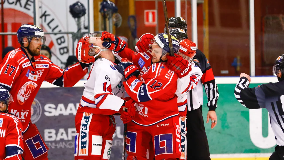 Joakim Englund försökte med alla trick i boken att få Elias Pettersson ur balans.