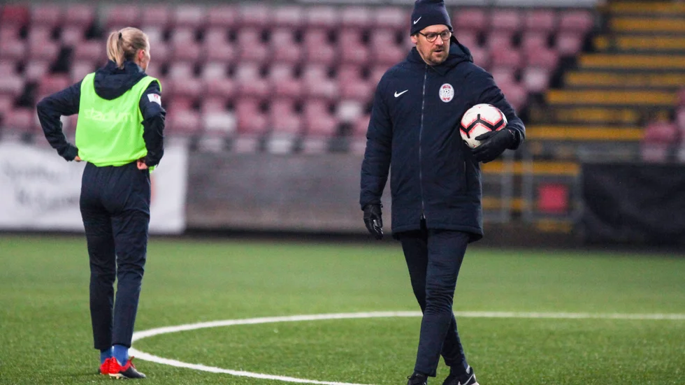 Eskilstuna United med tränaren Magnus "Munken" Karlsson tränar på i väntan på att matcher ska tillåtas.