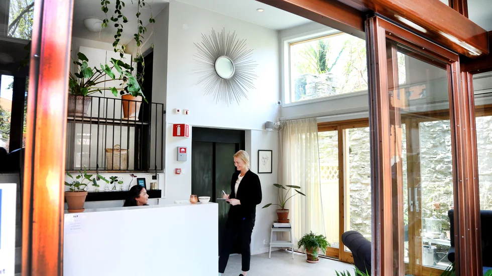 Victoria Berge och medarbetaren Revati Berzinska. Alla anställda är permitterade till 40 procent. Att säga upp någon har inte varit ett alternativ.