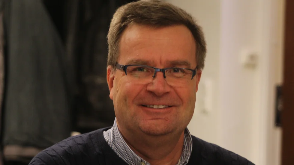 "Nu följer vi folkhälsomyndighetens rekommendationer att grundskolan ska vara öppen", säger nämndordförande Pär Edgren.