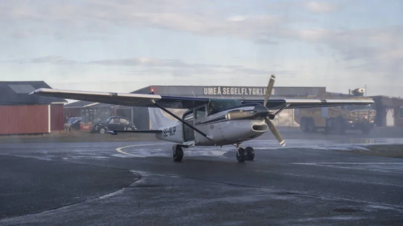 Det nya planets modell, en Cessna 206, är inte okänd för klubben. Kärran blir nämligen deras femte i ordningen av märket Cessna. Däremot finns det en betydande skillnad – den har en turbinmotor. Enligt Peder Nyman innebär det att det nya flygplanet kan vara det snabbaste hopp-planet i Sverige.
