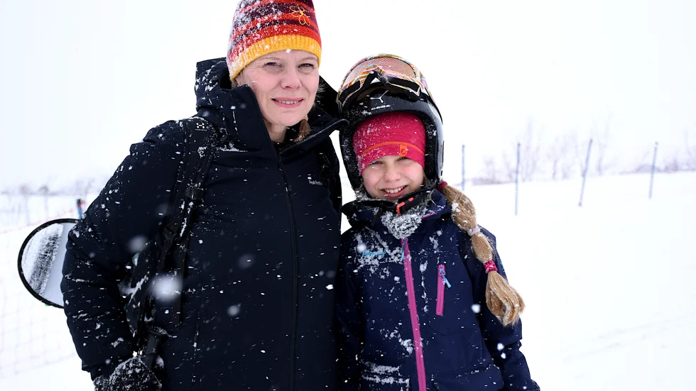 Laila Rolfsdottir och Saga Eliasson passade på att få sig lite majskidåkning. "Det är nyfallen snö så det åker supersnabbt, men det är lite svårt att se", säger Saga Eliasson. 
