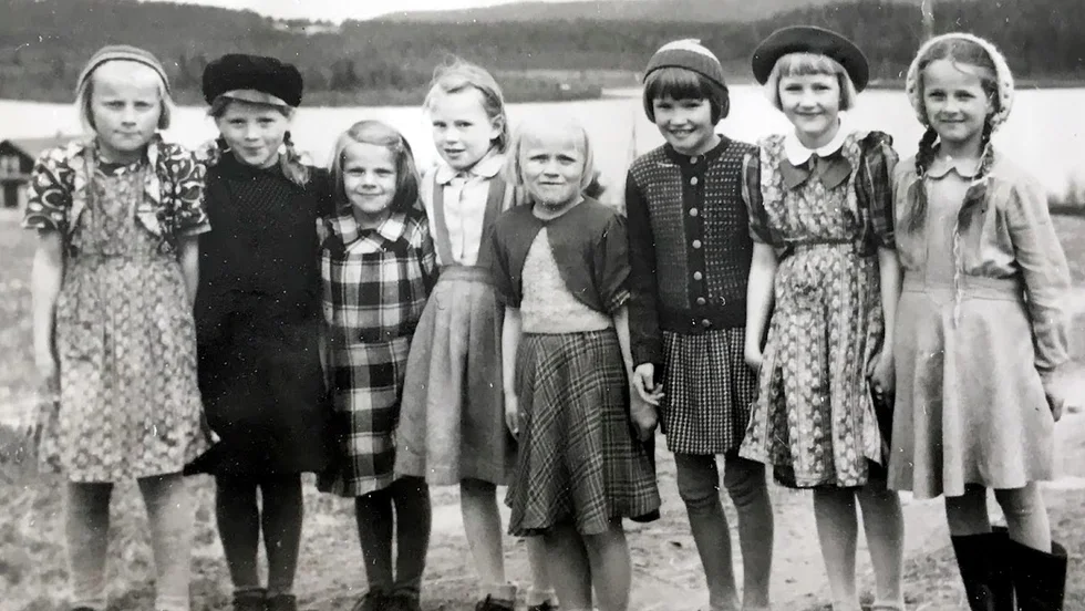 Tjejerna födda 1942 samlade på skolgården i början på 1950-talet. Ann-Mari Mörtberg, Vivi Johansson, Gun Westerberg, Karin Kostenniemi, Vega Lahti, Maj-Lis Jonsson, Doris Gedlund och Gudrun Lehmivaara.