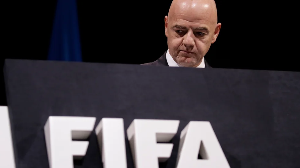 Ordföranden Gianni Infantino meddelar att Fifa omedelbart stöttar nationsförbunden ekonomiskt. Arkivbild.