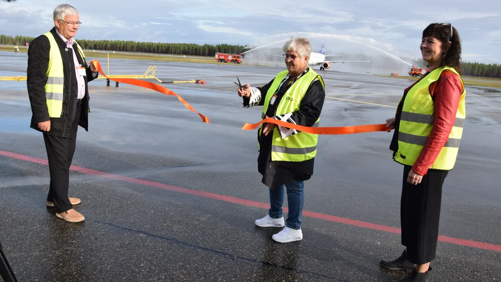 … Och så kilpper Marklund invigningsbandet, med flygplatsbolagets tidigare ordförande Bert Öhlund (t v).