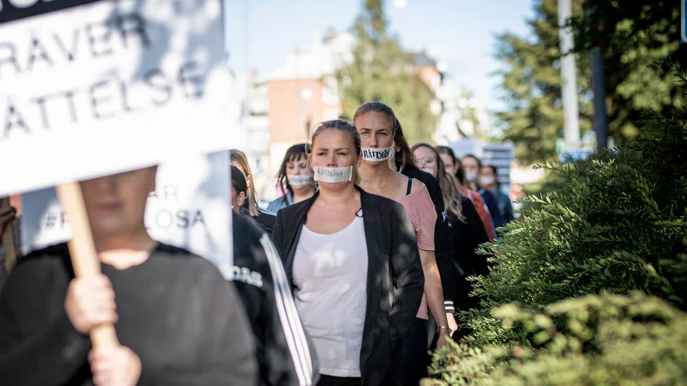 Demonstranterna marscherar ned mot polisstationen.