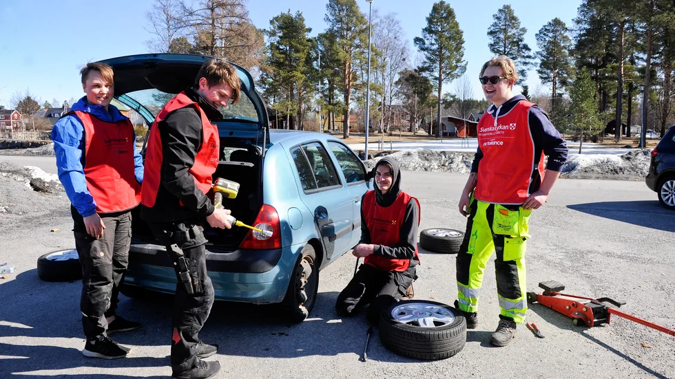 Edvard Jinder, Elias Vikström, Alfred Vikström och Vincent Melander, unga.nu, hjälptes åt att byta från vinter- till sommardäck.