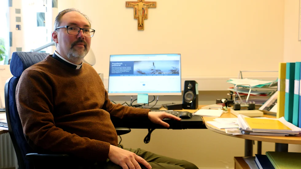 Kyrkoherde Mikael Eriksson berättar att flera av böckerna r så gamla som från 1500 och 1600-talen.
