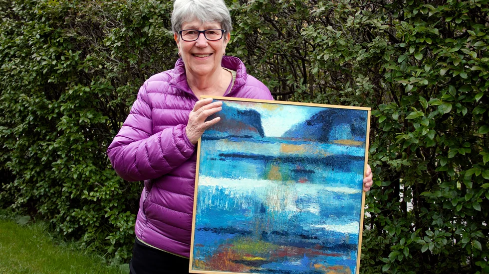 Britta Järverud arbetar med oljemåleri, textil och grafik. Här är en av oljemålningarna som finns med på utställningen. "Ibland hämtar jag motiv från naturen. Ibland tar jag något som dyker upp i huvudet", säger hon. 