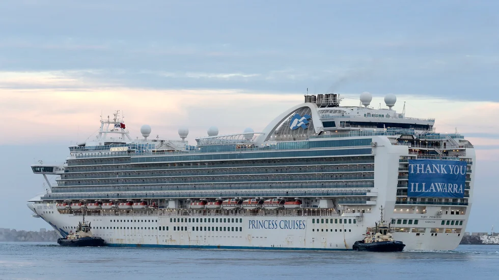 Det virusdrabbade fartyget Ruby Princess lämnar Port Kembla i Wollongong söder om Sydney på fredagen.