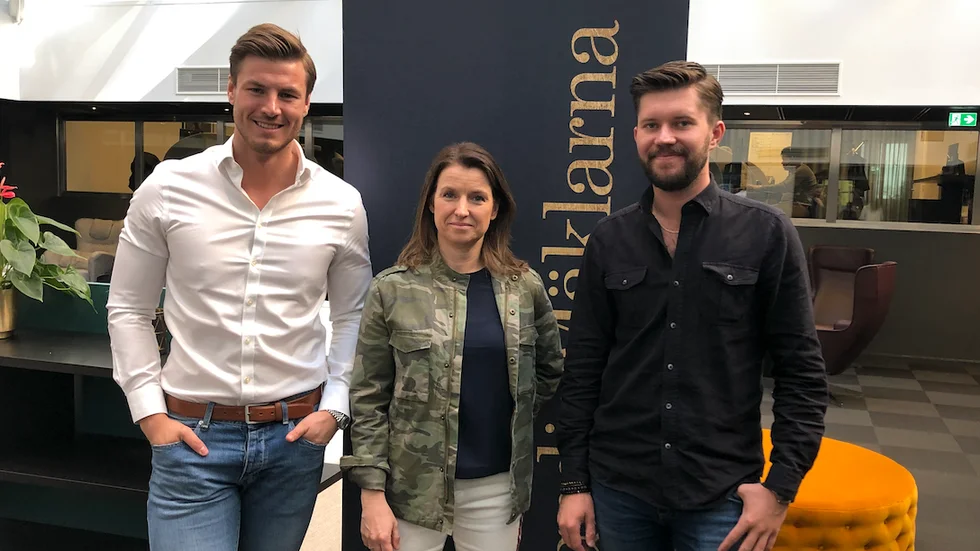 Filip Göransson, platschef för Grit i Eskilstuna (t v), Petra Selenius, marknadschef Skandiamäklarna och  Andreas Andersson, försäljningschef Grit storkund, gläds över det avtal de kommit överens om.