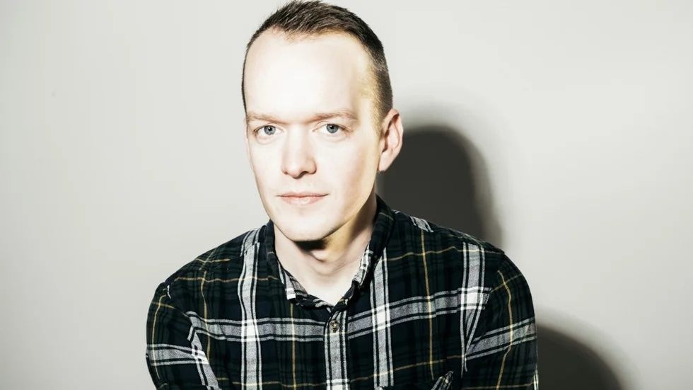 Jónas Reynir Gunnarsson har skrivit novellen "Syrran" som sänds den 23 april under Litteraturveckan i P1. Novellen handlar om en ung flicka som förblöder. Hon har bestämt sig för att ta sitt eget liv och minns sin syster som inte längre lever. John Swedenmark står för översättningen från isländska.