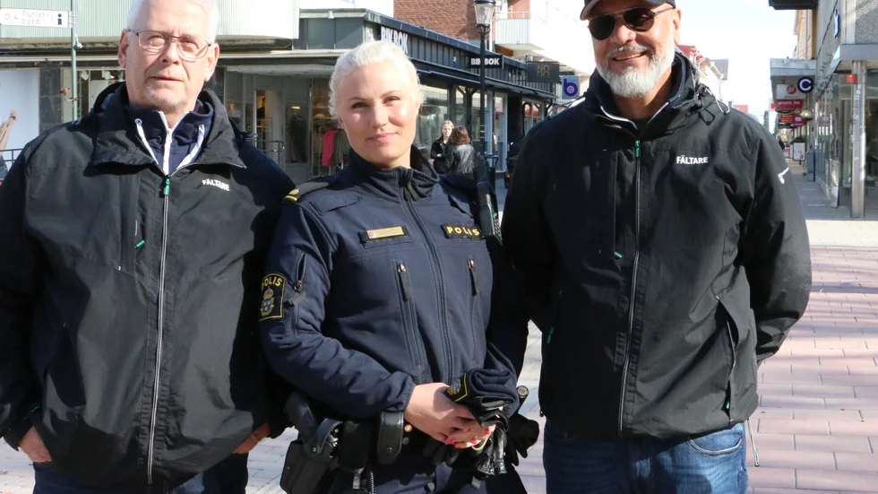 Områdespolisen Emma Svensson har ett nära samarbete med fältarna Anders Elvhäger (till vänster) och Carlos Pereyra (höger). Hon skulle dock önska att fler ville tipsa och hjälpa till.