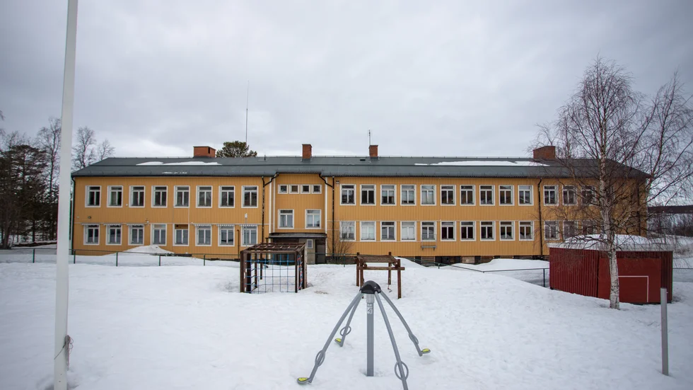Nu är det dags att riva den galma skolbyggnaden och bad i Porjus.