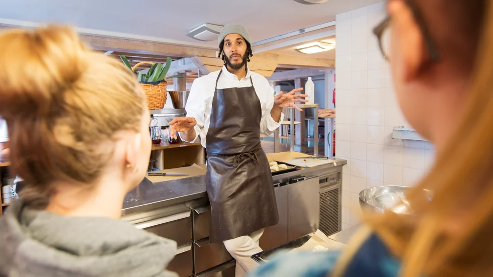 Louis de Caunes, kökschef på en bistro i Paris, lärde ett gäng Tomtaklintelever både franska och fransk kokkonst på Trosa kvarn på tisdagen.