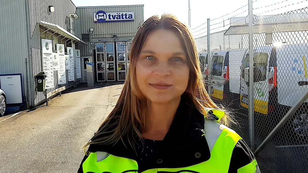 Camilla Johansson, miljöingenjör på Tekniska verken, uppmanar alla bilägare att tvätta sina fordon i en tvätthall eller gör-det-själv-hall.