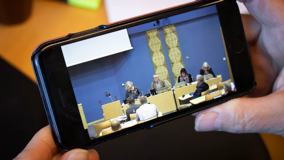 Viruset har orsakat spridning av kommunfullmäktiges sammanträde live.