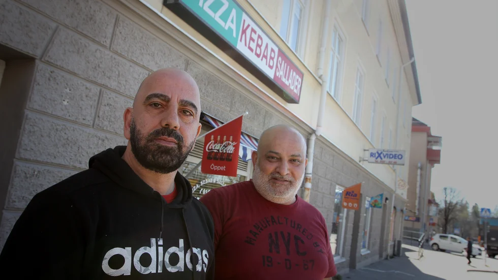 Fram Tarek Afram och Ziad Haj Mustaffa driver Pizzerie Venezia respektive Rix Video på Götgatan i Flen.