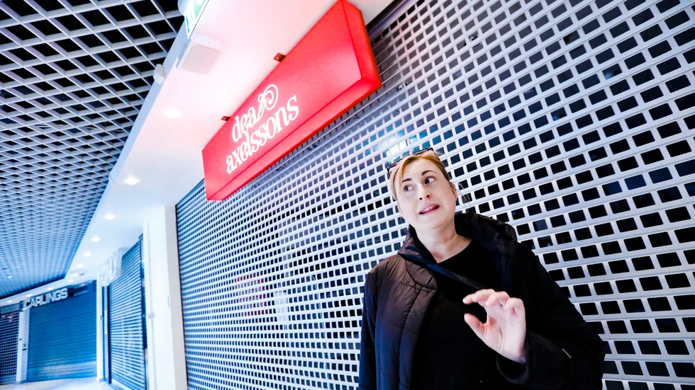 På onsdagen inleddes konkursutförsäljningen på modebutiken Dea Axelsson i Smedjans galleria. ”I dag är det en tung dag att gå till jobbet”, berättar butikschefen Zandra Vikström innan öppningen.