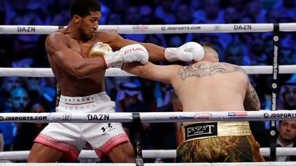 Anthony Joshua, vänster, får vänta på sitt titelförsvar mot bulgaren Kubrat Pulev. Arkivbild.