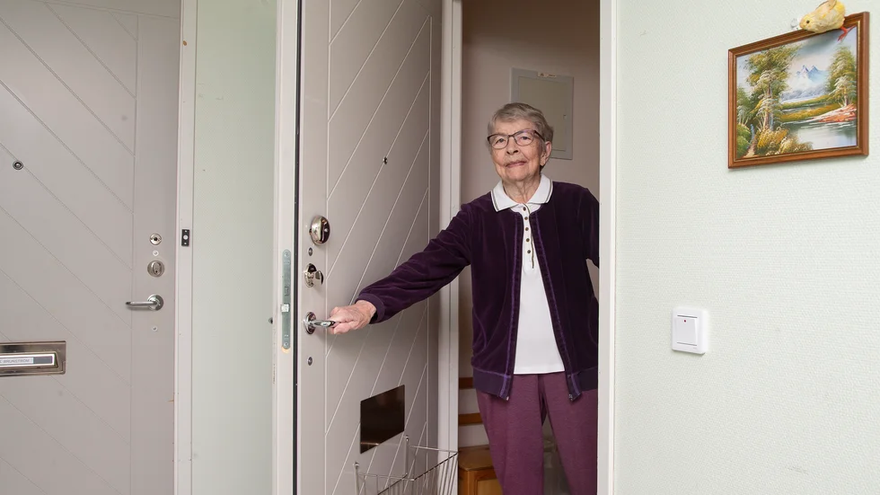 85-åriga Greta Sandberg är isolerad i sin lägenhet nu i coronatider. Hon blev besviken när hon fick klart för sig att Pitebos handlingsservice inte gällde henne.