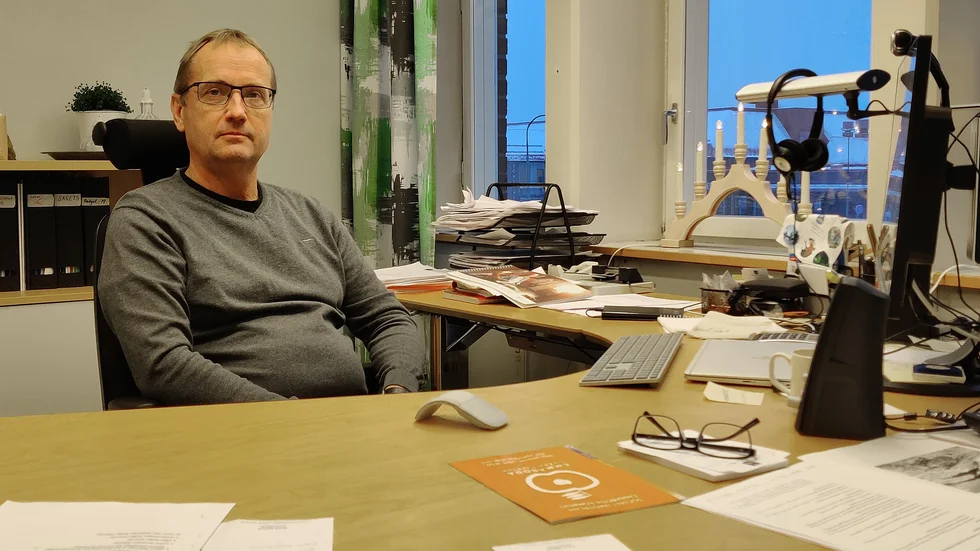 Det kraftigt minskade behovet av särskilda boendeplatser kan komma att påverka bygget av ett nytt säbo. "Först ska vi fatta beslut om var det ska byggas, sedan får vi se hur", säger Tomas  Egmark, kommunalråd. (Arkivbild)