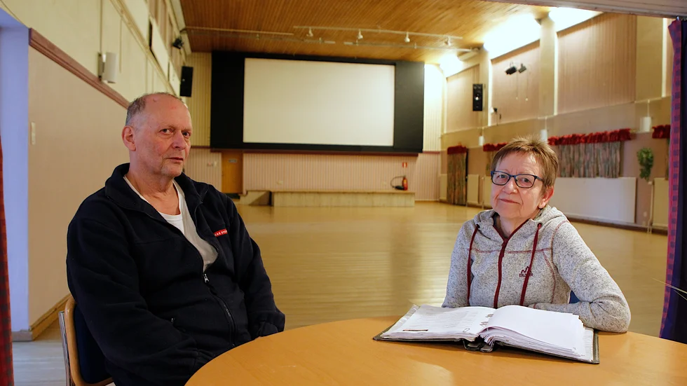 Bygdeföreningens ordförande Benny Dahlberg och kassör Eina Lundberg är oroliga för hur det kan komma att sluta. Föreningen klarar i varje fall inte av att köpa ny panna och stå för uppvärmningen.