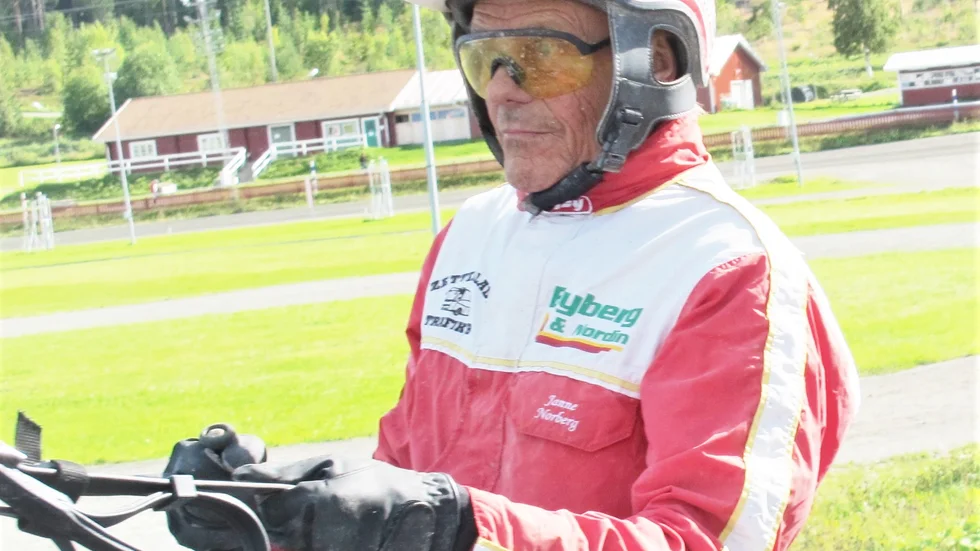74-årige catchdrivern Jan Norberg gör sensationell comeback. Han kör Bodenhästen Falcon W.F i Danneros V75-omgång lördag.