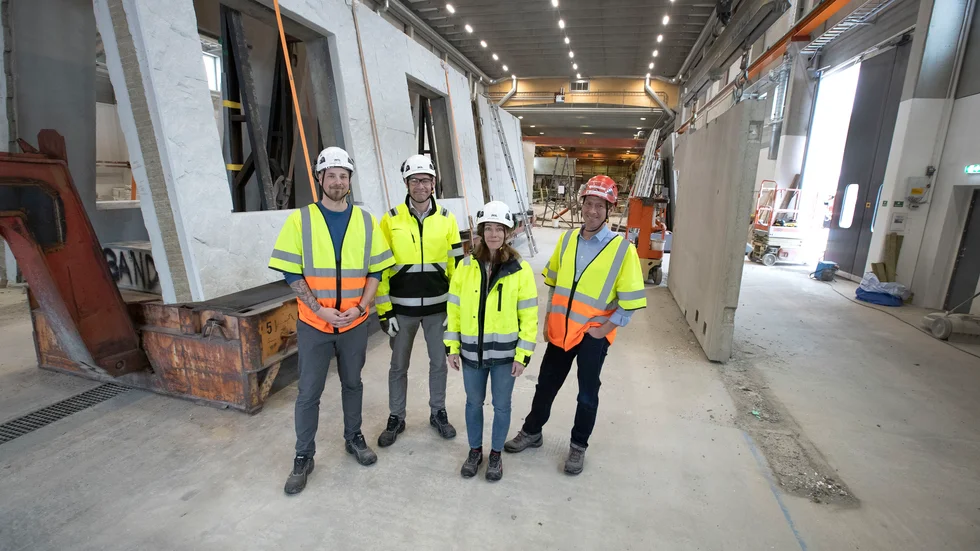 Prefabmästarna känner ännu inte någon avmattning i branschen. Petter Bergström, Fredrik Kristiansson, Maria Wiklund och Johnny Larsson framför de specialdesignade väggarna som ska målas vita.