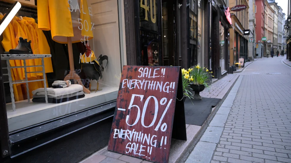 På en folktom Västerlånggata i Gamla stan, Stockholm.