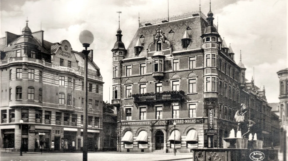 Palatset vid Stora torget ritades av Stockholmsarkitekterna Fritz Ullrich och Eduard Hallquist. Fotot är taget före 1949 års brand efter vilken taket gavs dess nuvarande utseende.