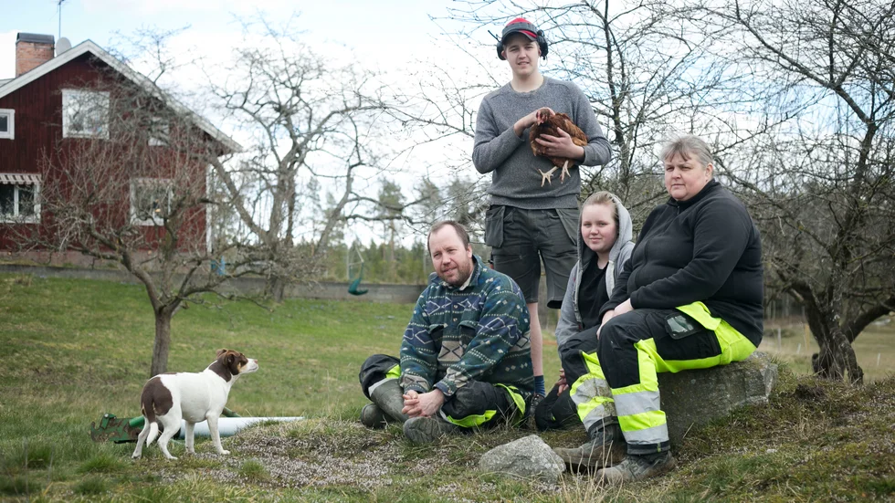 Robert, Oscar, Elsa och Jenny hemma på Nystugans ekogård. 
