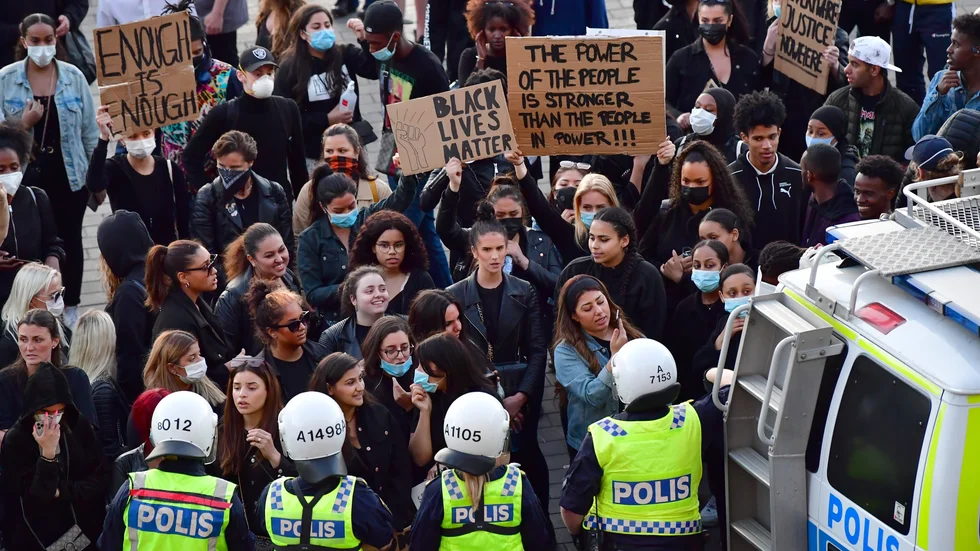 Polis grep in för att skingra demonstrationen eftersom långt fler än 50 personer samlats.