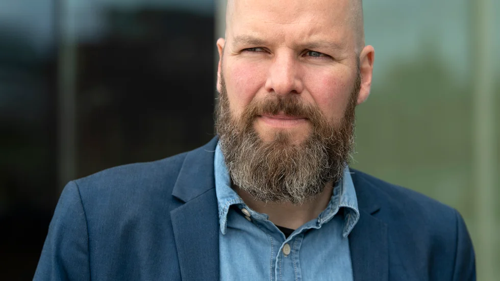 "Det är möjligt att coronaviruset ger en skjuts så att politikerna kan prata om att staten måste ha större kontroll. Vi kan inte vara utan beredskapslagar, eller låta sjukvården gå på fälgarna. Jag tror att liberaler som är för individens frihet kommer att acceptera ett större statligt inslag. Men tyvärr tror jag inte att det räcker för klimatet. Jag tror att vi är för sent ute, säger journalisten Jonathan Jeppsson, som har skrivit "Åtta steg mot avgrunden".