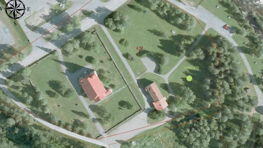 Vid den gula pricken på kyrkans område ska lekparken vara placerad. 