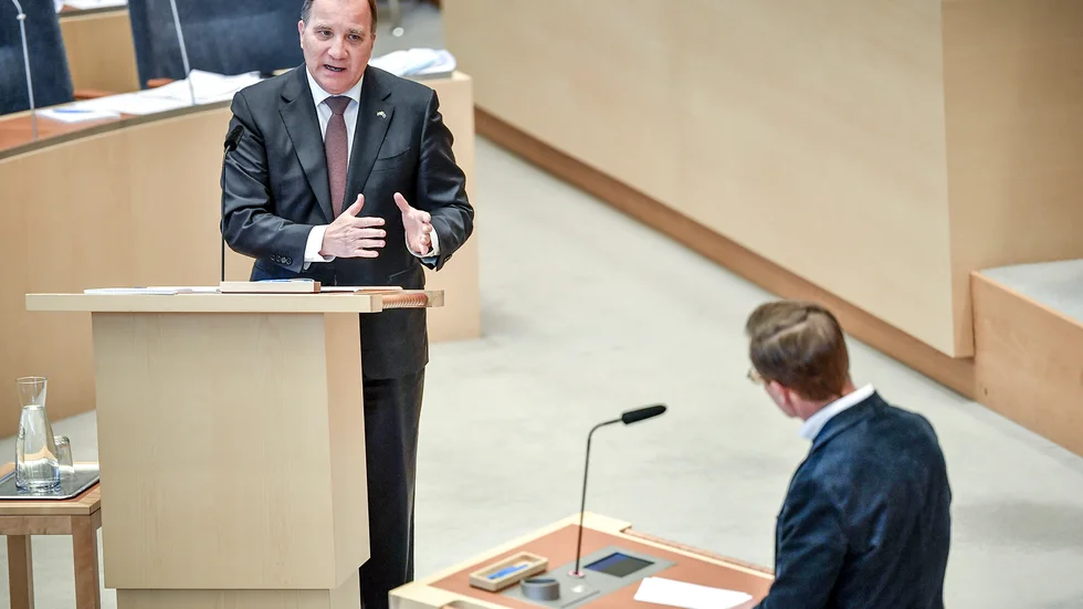 Ulf Kristersson ställer frågor till statsminister Stefan Löfven under statsministerns frågestund i kammaren.