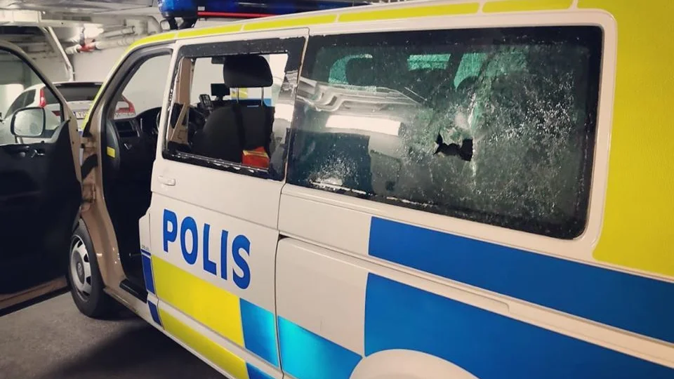 När patrullen är klara på plats och ska bege sig mot nästa jobb, möts de av det här.