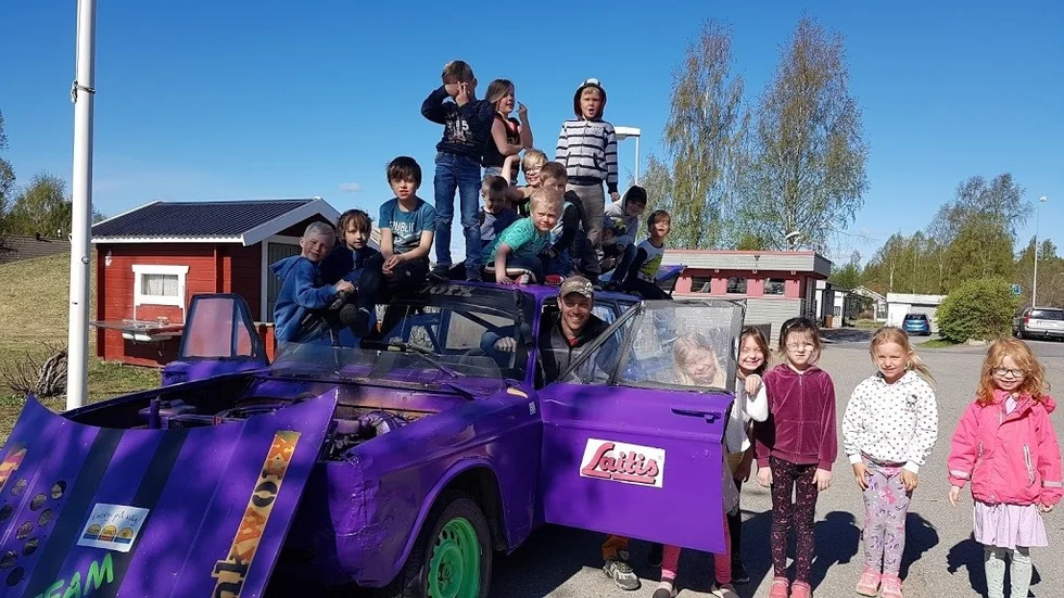 Föraren Jörgen Stenberg, Ersmark, gläds över det stora intresset bland barnen. Förr eller senare kanske någon av ungdomarna kör själva?