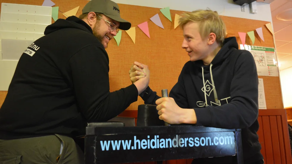 Kvällsledaren Robin Lundqvist och Melvin Lundberg mäter sina krafter på Klippan. 