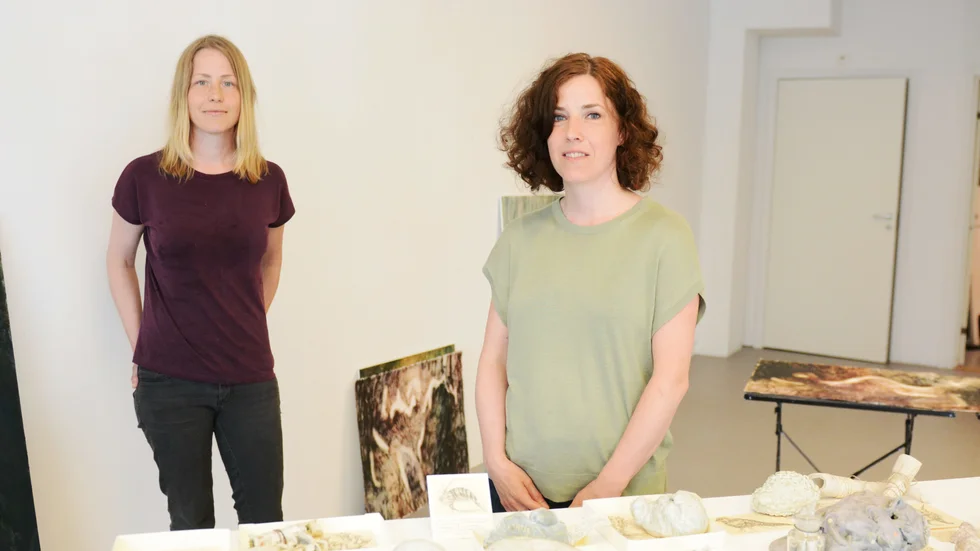 Linnea Henriksson och Ida Rödén, två av de tre konstnärerna i Galleri Systers utställning "Landscape Takeover".