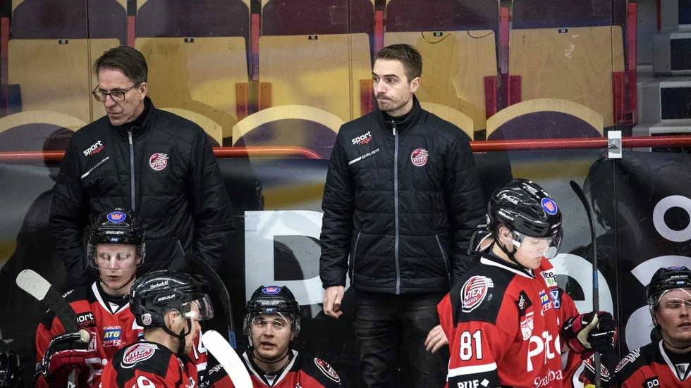 Petter Widmark (mitten) lämnar Piteå Hockeys bås efter en säsong tillsammans med Anders "Krobbe" Johansson. Widmarks familj väntar tillökning. "Jag stänger inga dörrar framöver".