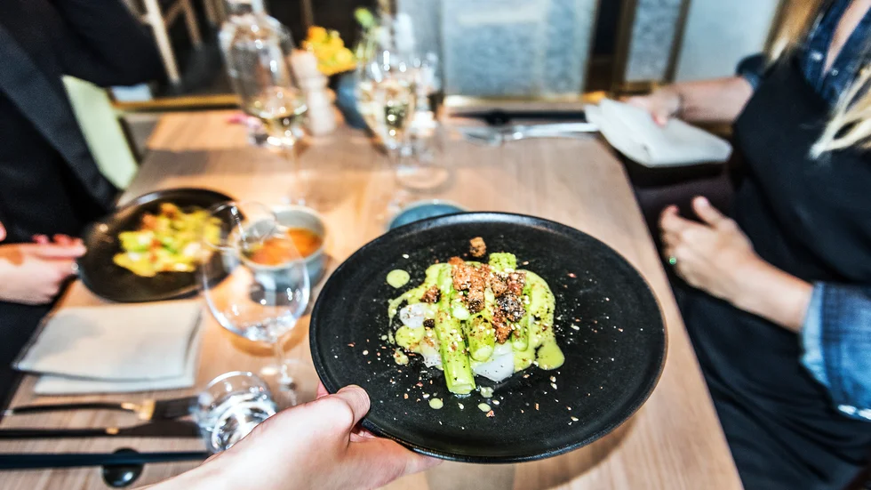 Två restauranger i östra Norrbotten uppmanas till skärpning när det gäller smittskyddet i inspektionsrapporter, signerat av kommunal handläggare.