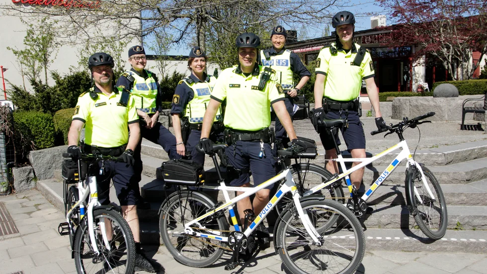 Anders Carlsäter, Pirjo Svegréus, Maria Ekengren, Ted Bäck, Hanna Rennergård och Henrik Englund, områdespoliser, numera med cyklar. 